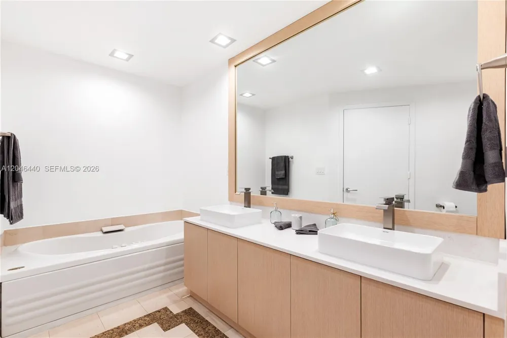 300 S Pointe Dr #907 Miami Beach, FL 33139
