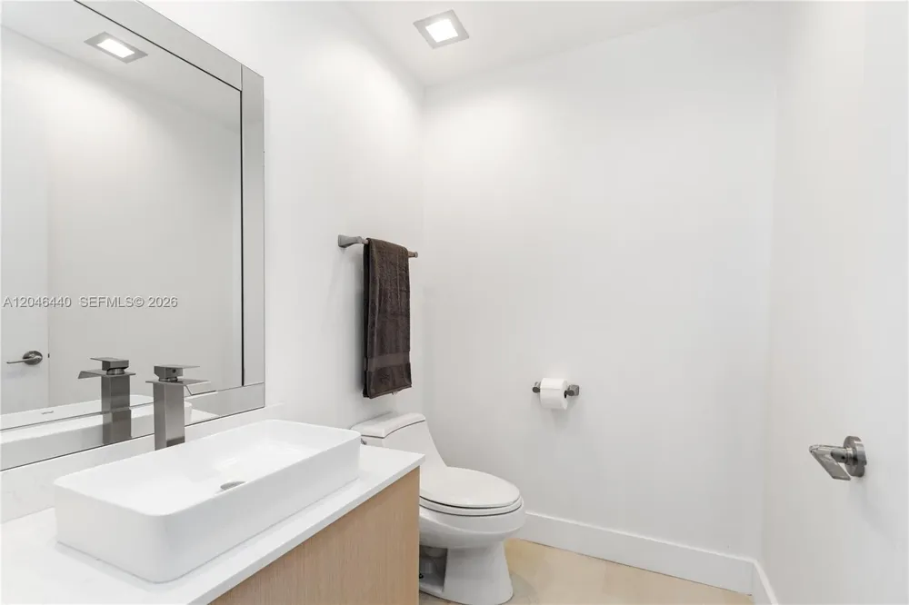 300 S Pointe Dr #907 Miami Beach, FL 33139