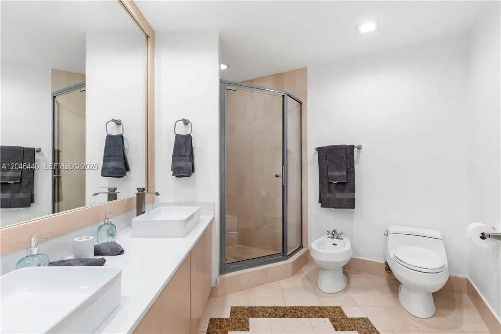 300 S Pointe Dr #907 Miami Beach, FL 33139