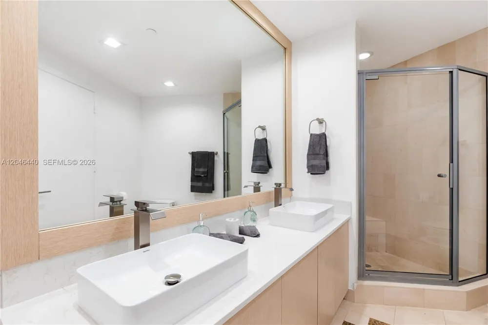 300 S Pointe Dr #907 Miami Beach, FL 33139