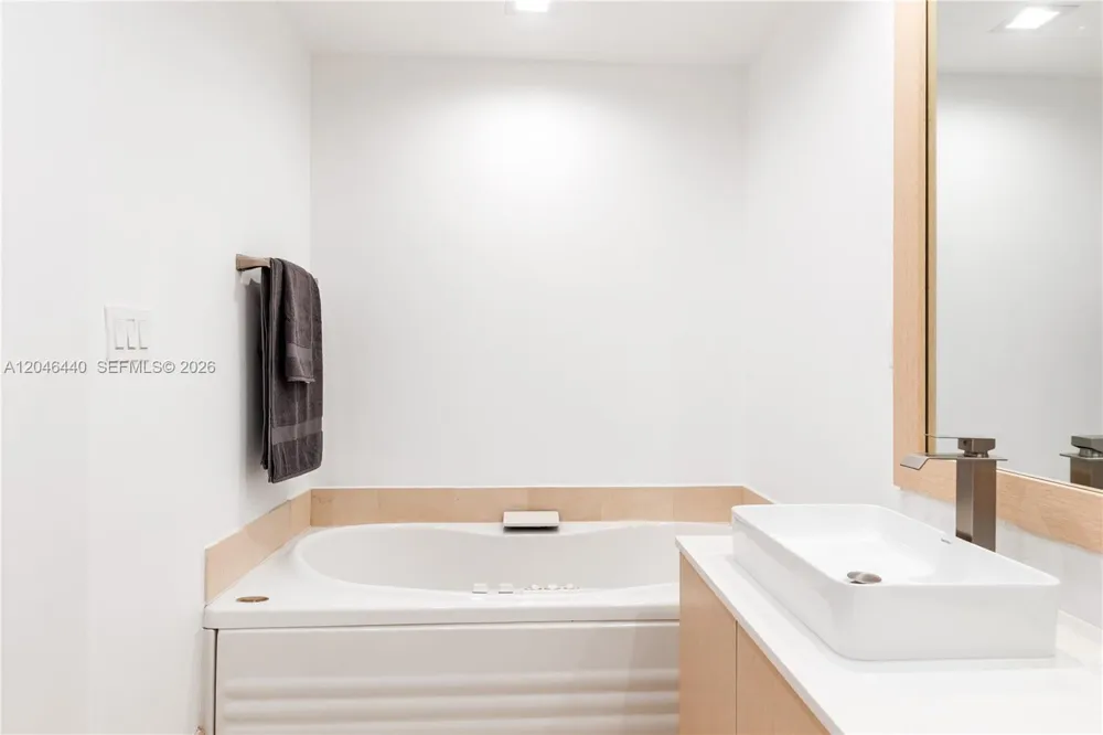 300 S Pointe Dr #907 Miami Beach, FL 33139