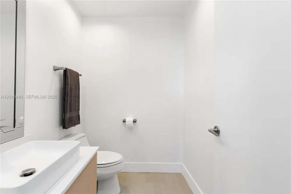 300 S Pointe Dr #907 Miami Beach, FL 33139