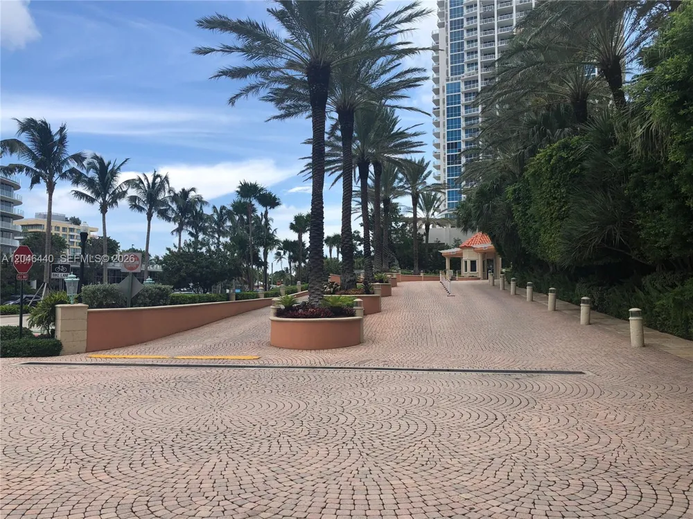 300 S Pointe Dr #907 Miami Beach, FL 33139