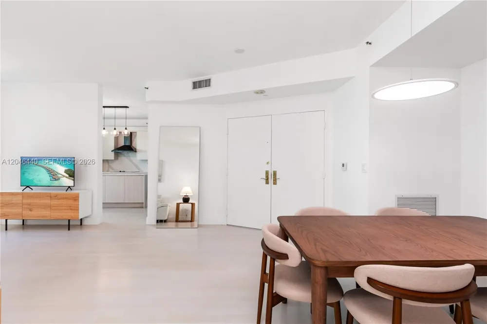 300 S Pointe Dr #907 Miami Beach, FL 33139