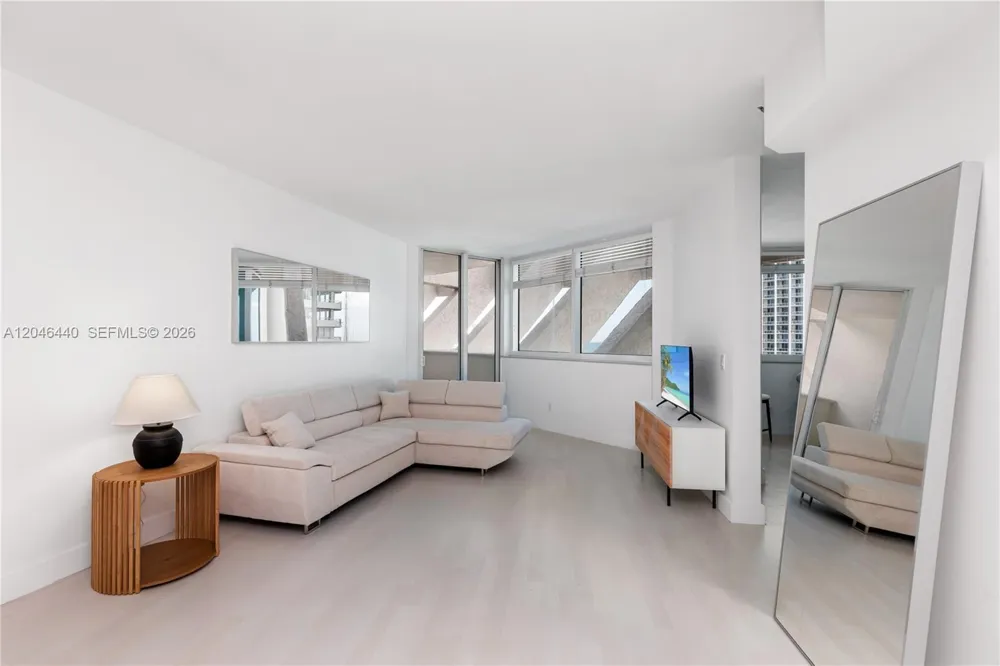 300 S Pointe Dr #907 Miami Beach, FL 33139