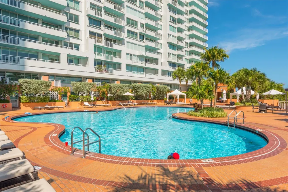 300 S Pointe Dr #907 Miami Beach, FL 33139