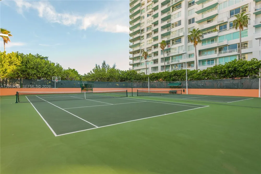 300 S Pointe Dr #907 Miami Beach, FL 33139
