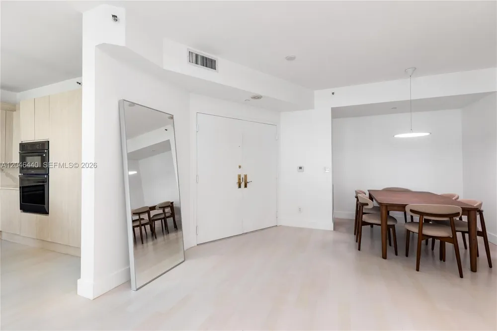 300 S Pointe Dr #907 Miami Beach, FL 33139