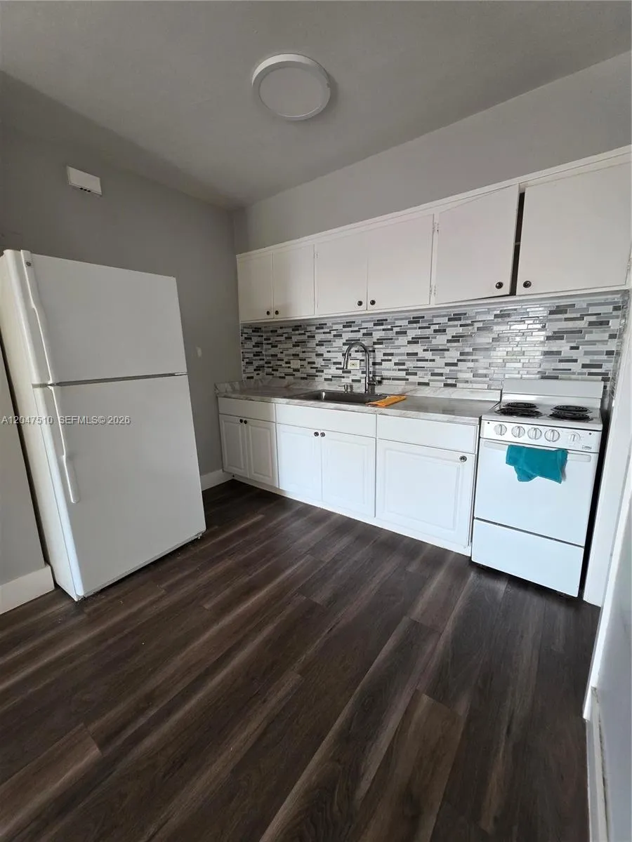 15 Esplanade Dr #B Miami Springs, FL 33166