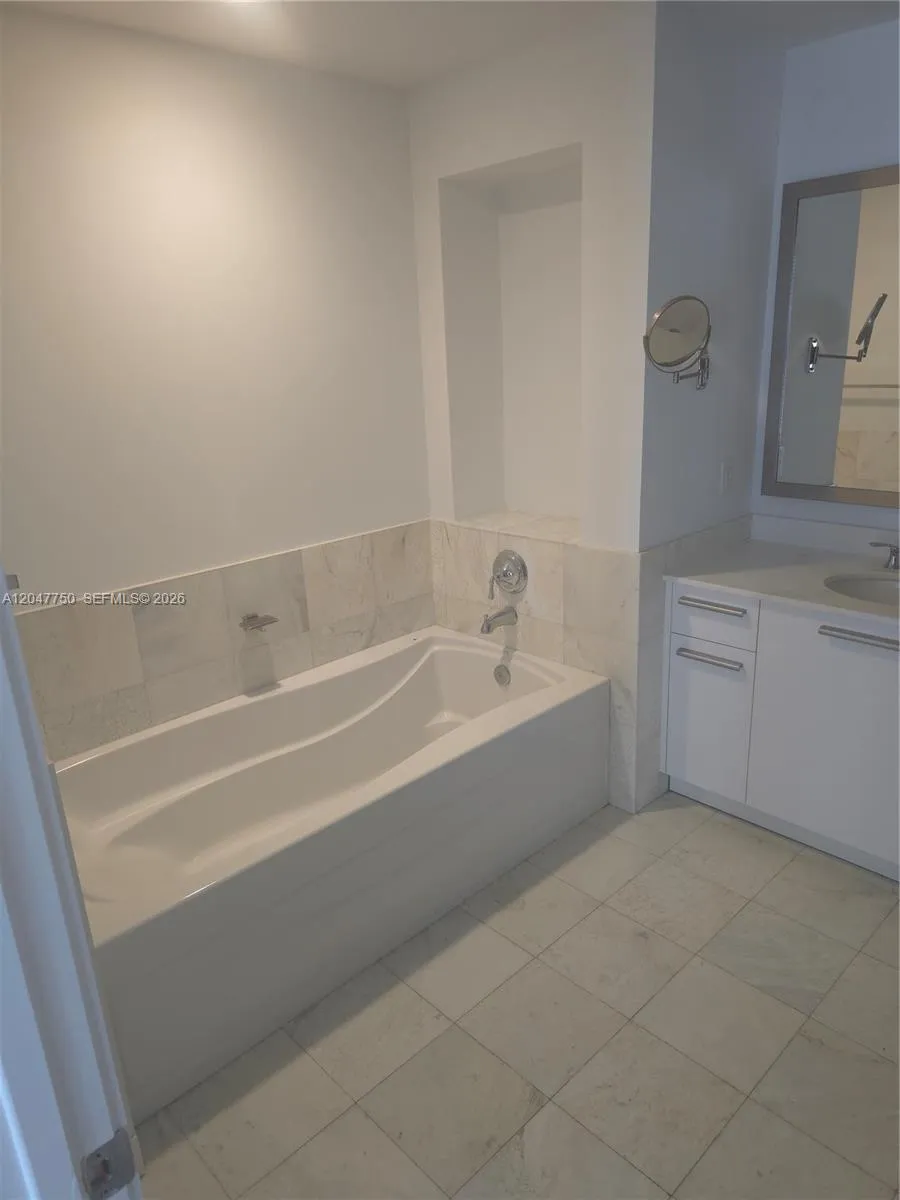 1060 Brickell Ave #1701 Miami, FL 33131