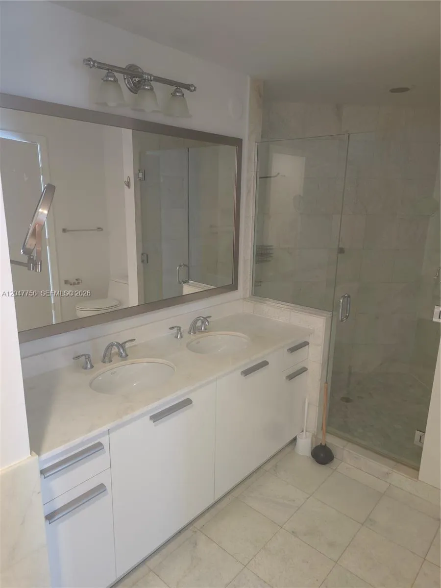 1060 Brickell Ave #1701 Miami, FL 33131