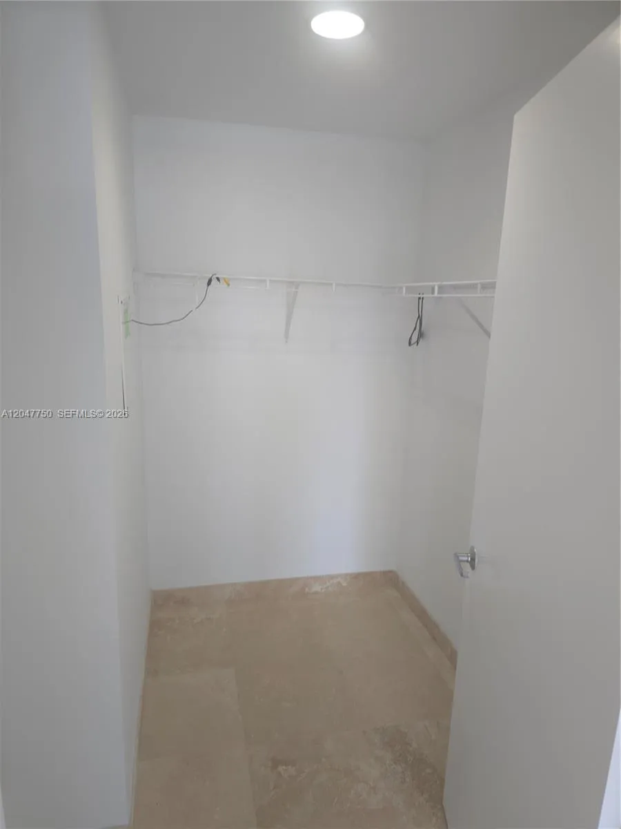 1060 Brickell Ave #1701 Miami, FL 33131