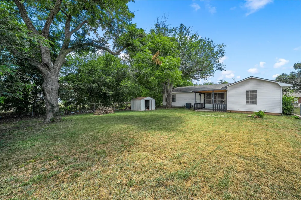 303 Avenue E Moody, TX 76557
