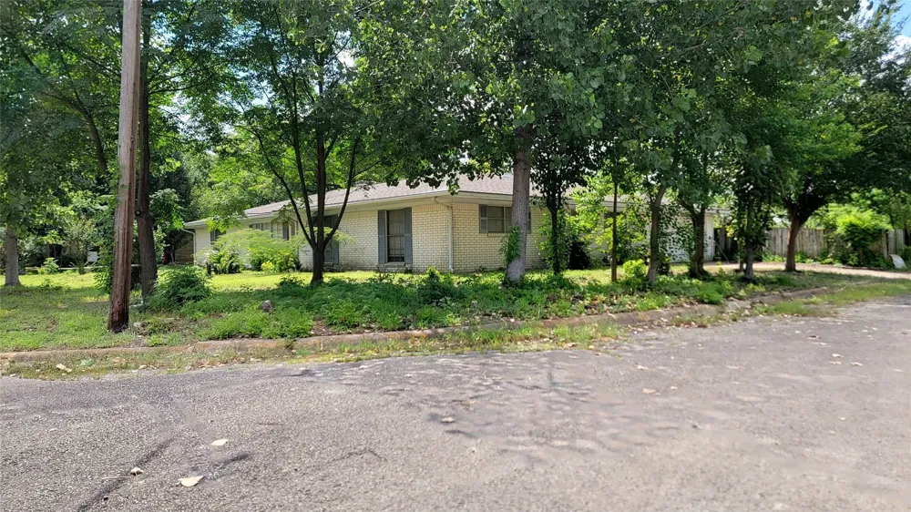 706 W Fourth Clarksville, TX 75426