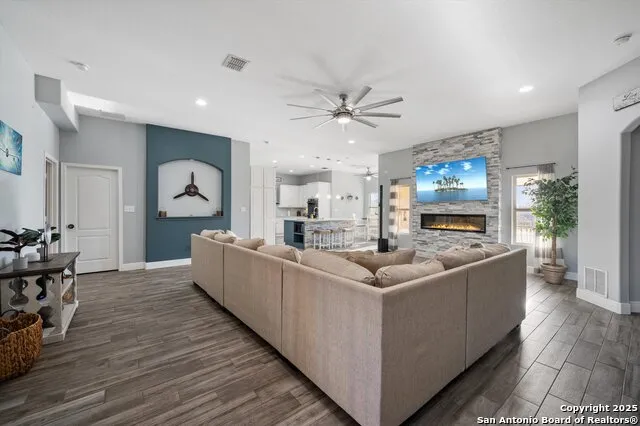 6904 LAURA HTS Schertz, TX 78154