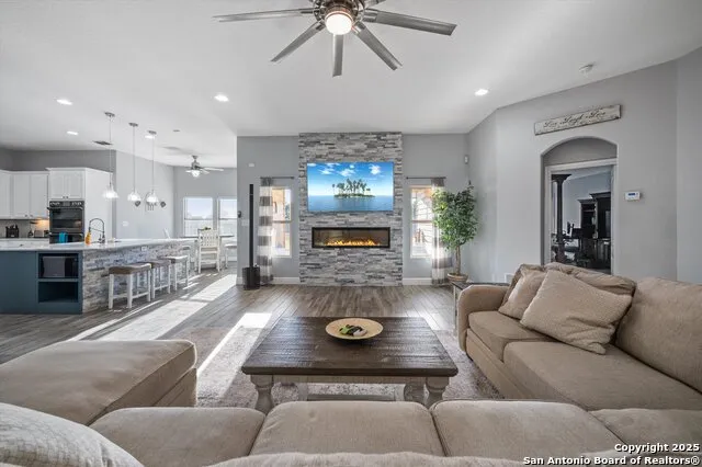 6904 LAURA HTS Schertz, TX 78154