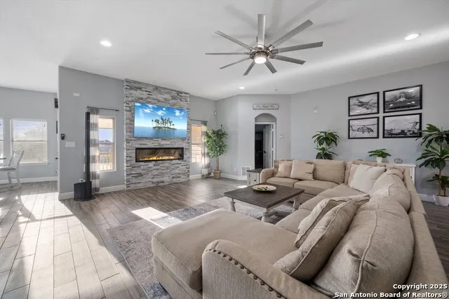 6904 LAURA HTS Schertz, TX 78154