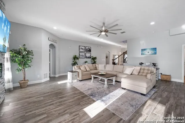 6904 LAURA HTS Schertz, TX 78154