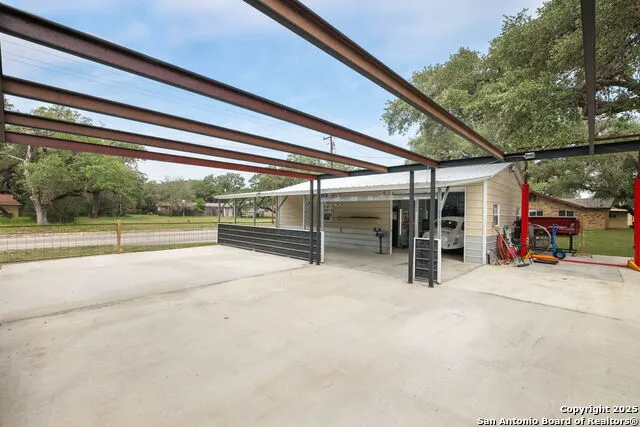 102 Southgate Pleasanton, TX 78064
