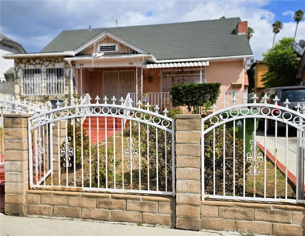 416 Hobart Los Angeles, CA 90004
