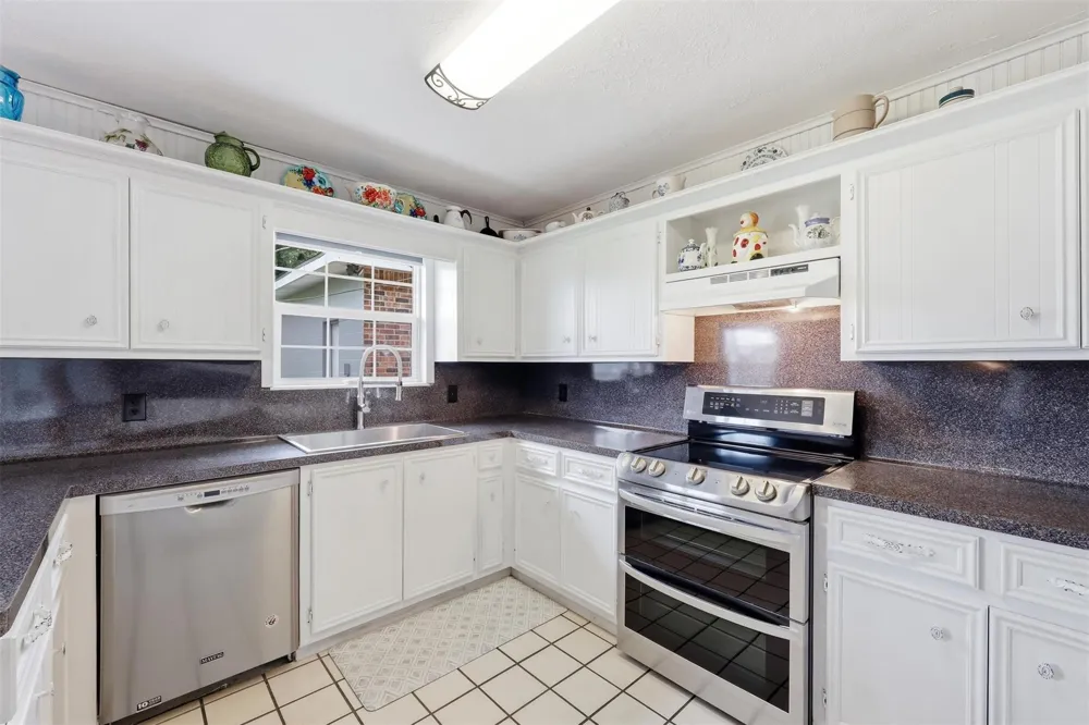 186 Poinsettia Street Bridge City, TX 77611