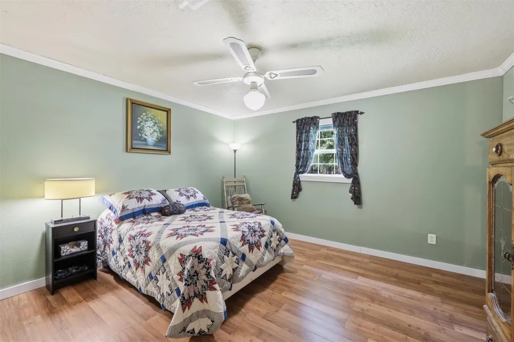 186 Poinsettia Street Bridge City, TX 77611