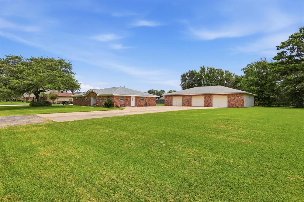 186 Poinsettia Street Bridge City, TX 77611