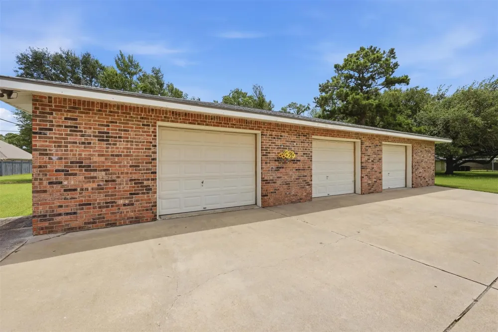 186 Poinsettia Street Bridge City, TX 77611
