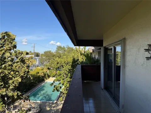 1205 Mariposa Ave #413