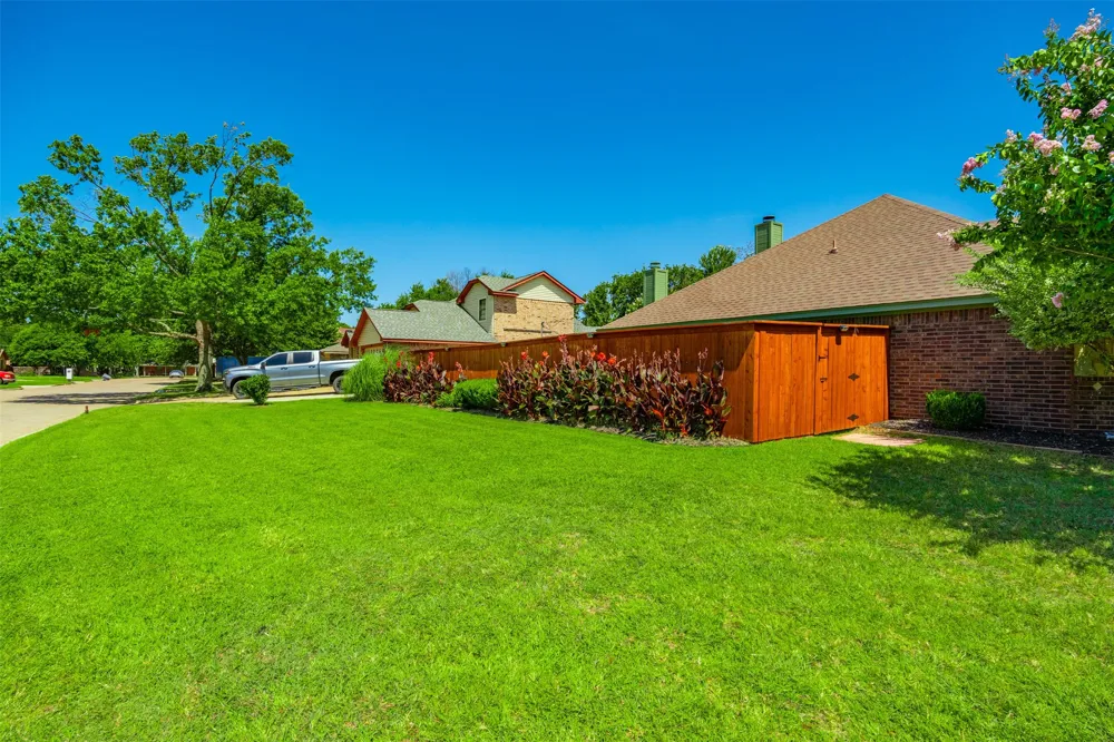 1221 Eagle Lake Drive Azle, TX 76020
