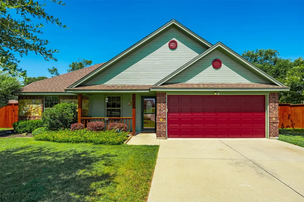 1221 Eagle Lake Drive Azle, TX 76020