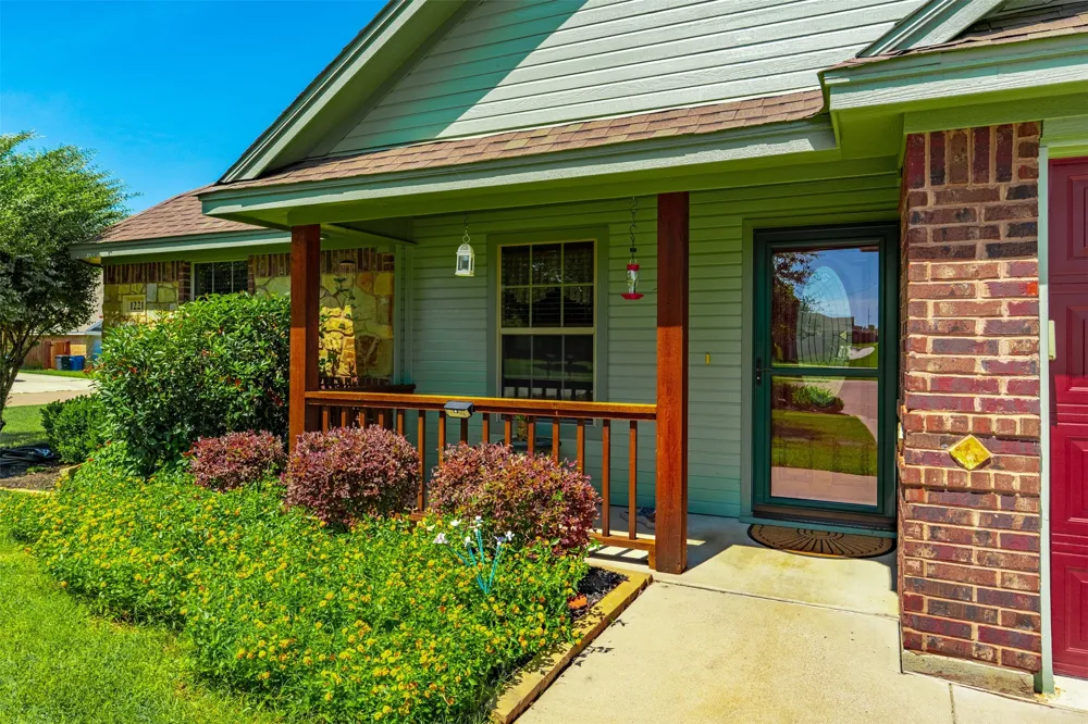 1221 Eagle Lake Drive Azle, TX 76020
