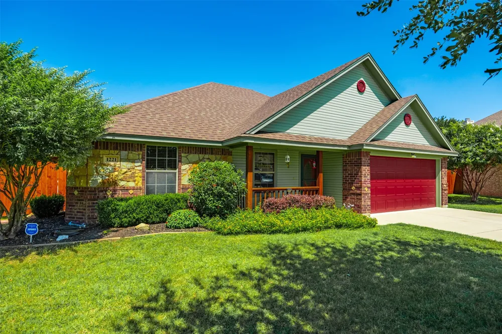 1221 Eagle Lake Drive Azle, TX 76020