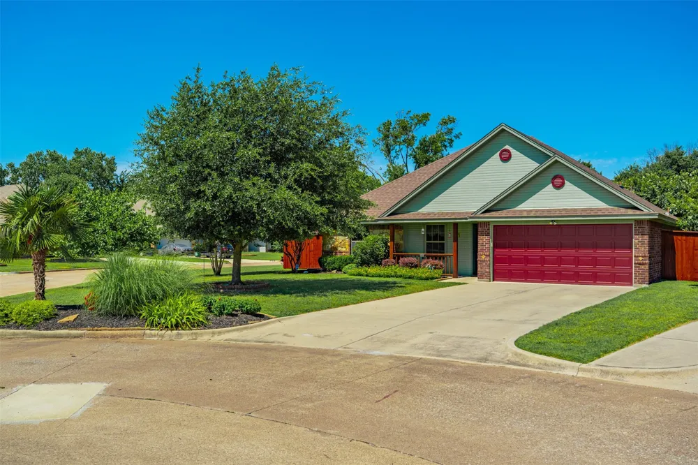 1221 Eagle Lake Drive Azle, TX 76020