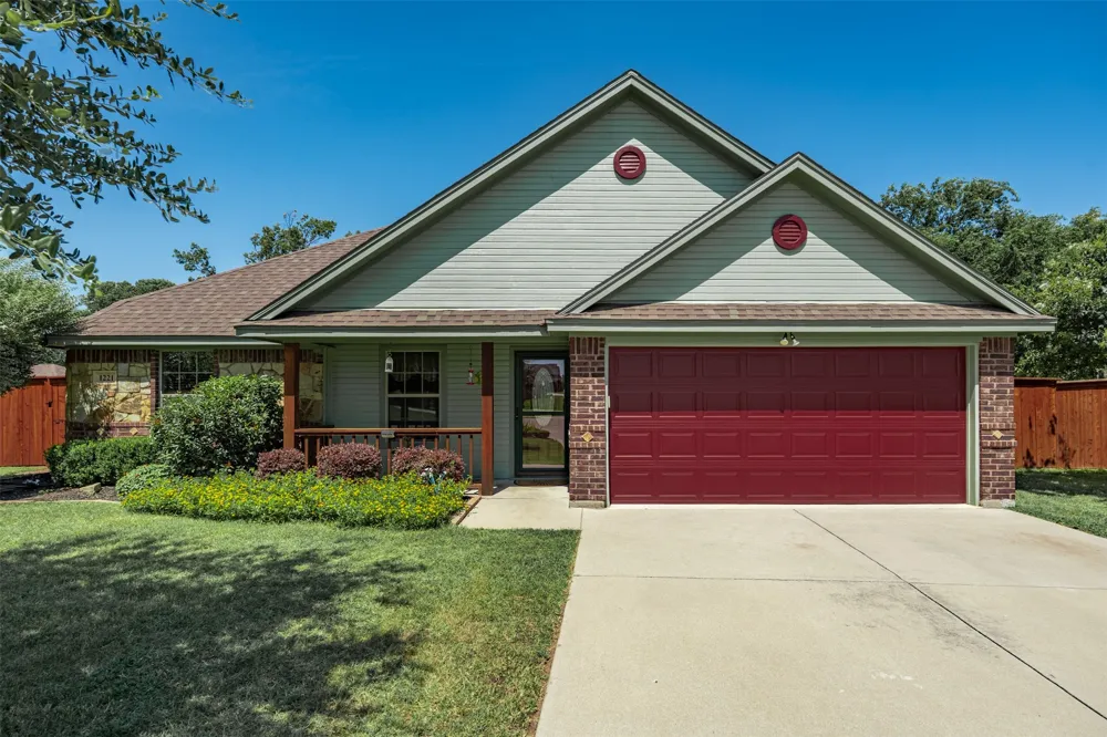 1221 Eagle Lake Drive Azle, TX 76020