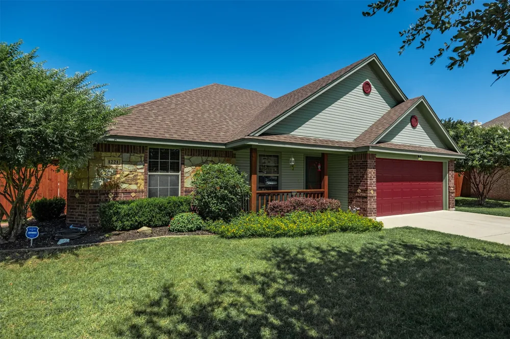 1221 Eagle Lake Drive Azle, TX 76020