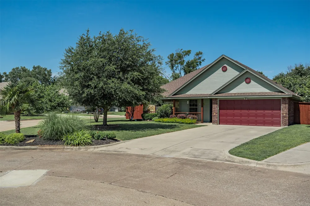 1221 Eagle Lake Drive Azle, TX 76020