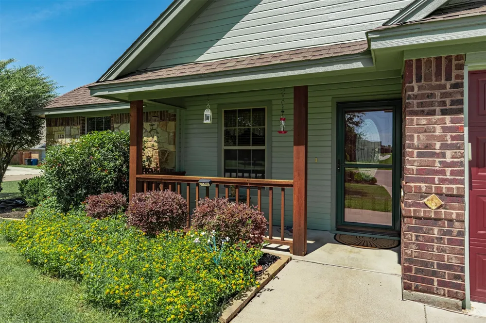 1221 Eagle Lake Drive Azle, TX 76020