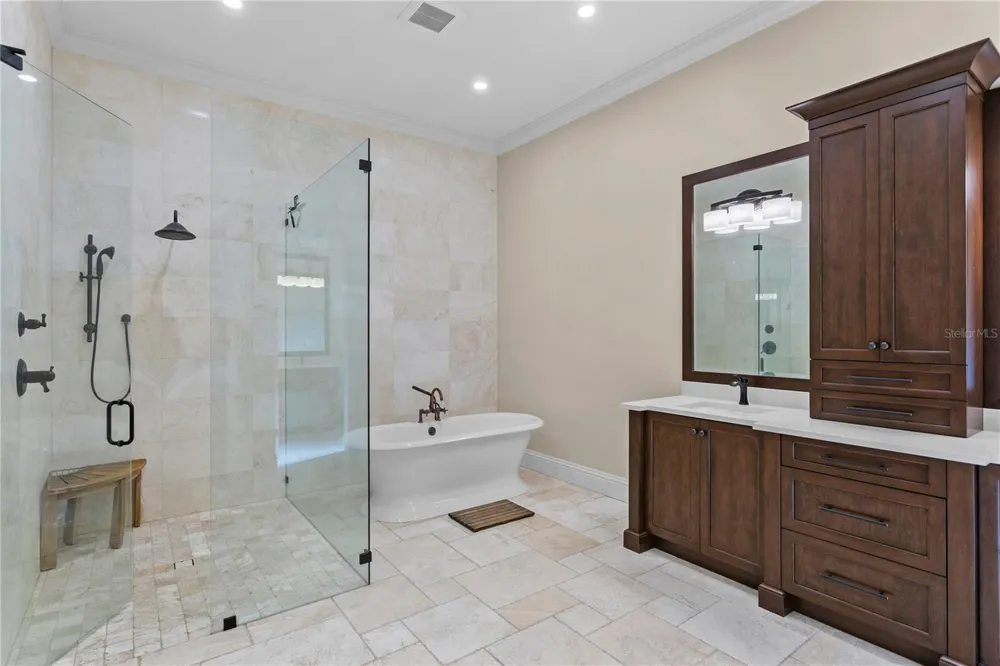 17027 CANDELEDA DE AVILA Tampa, FL 33613