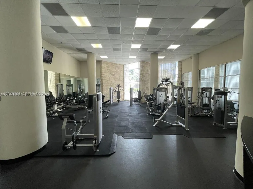 5161 Collins Ave #811 Miami Beach, FL 33140