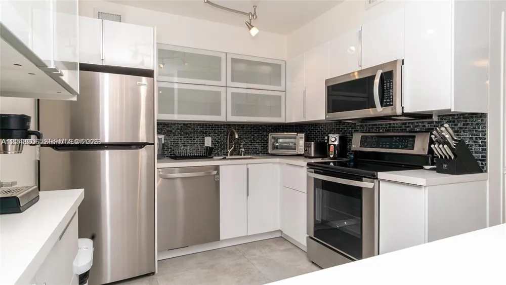 5161 Collins Ave #811 Miami Beach, FL 33140