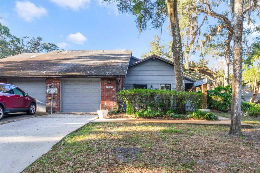 906 VILLAGE GREEN ROAD Deland, FL 32720