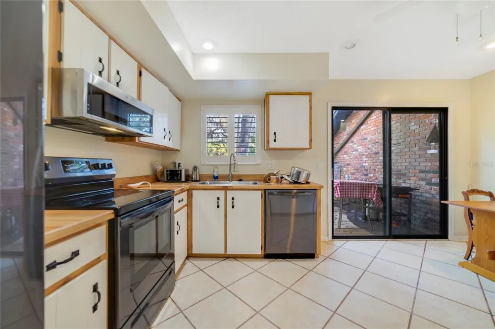 906 VILLAGE GREEN ROAD Deland, FL 32720