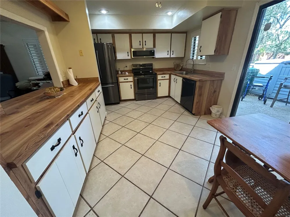 906 VILLAGE GREEN ROAD Deland, FL 32720