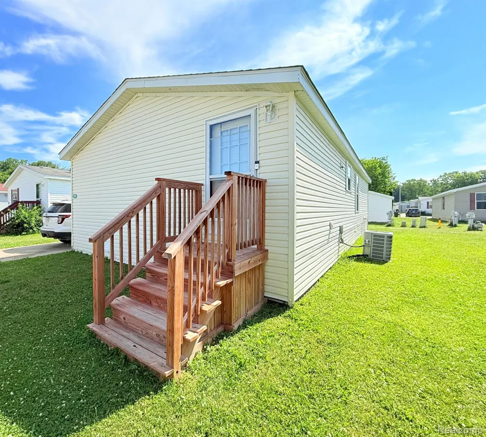 317 Scarlet Oak Lane Augusta Charter Township, MI 48190