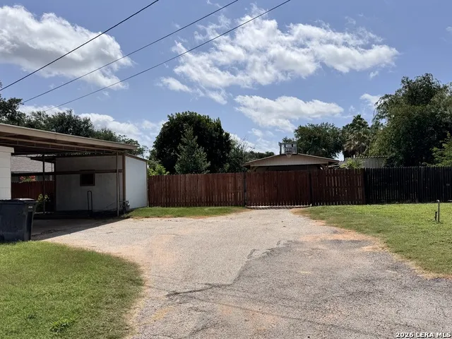 604 E Rio Grande Pearsall, TX 78061