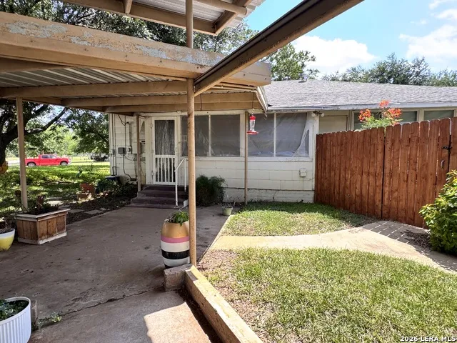 604 E Rio Grande Pearsall, TX 78061