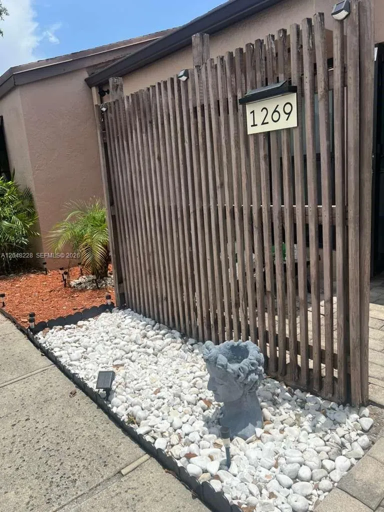 1269 NW 123rd Ave Pembroke Pines, FL 33026