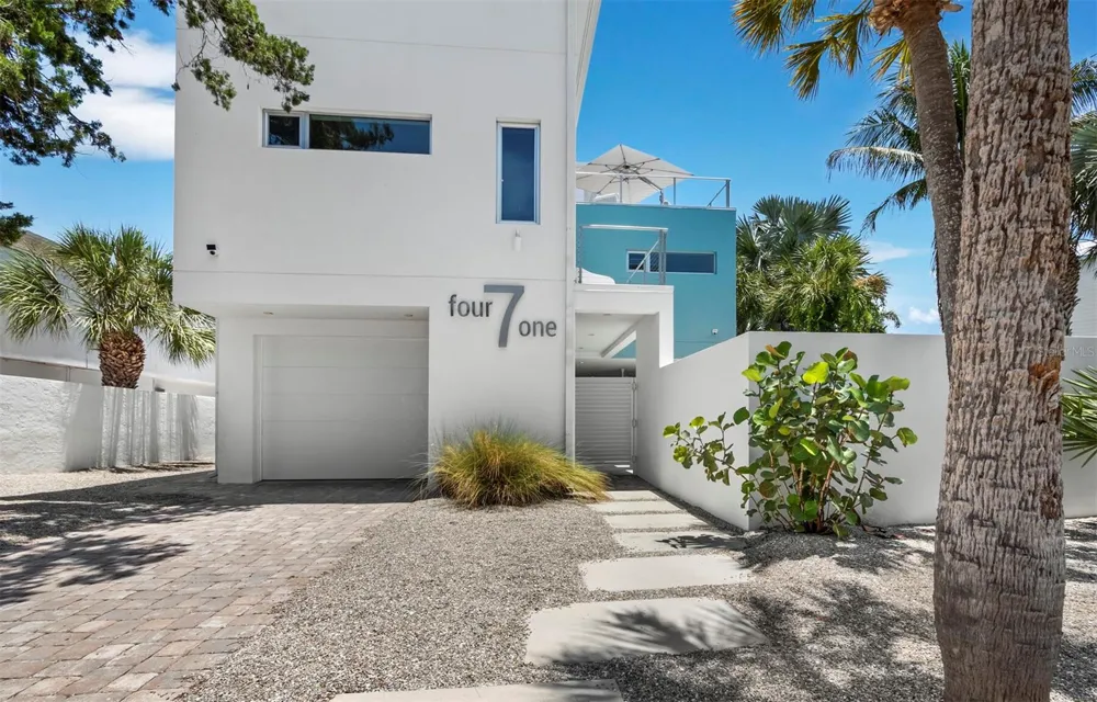 471 ISLAND CIRCLE Sarasota, FL 34242