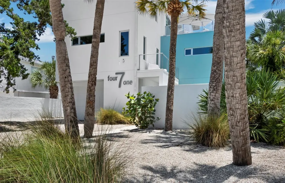 471 ISLAND CIRCLE Sarasota, FL 34242